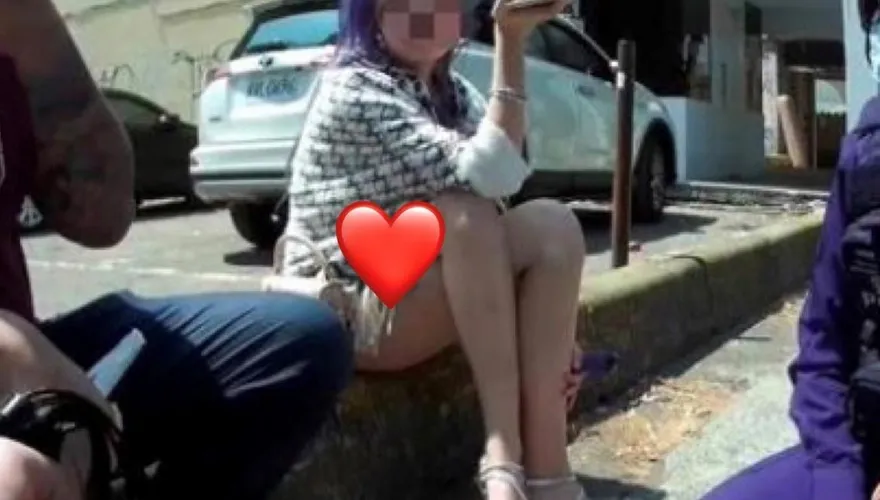辣女友夾腿護「三角洲」險走光！ 全是男友違停外加搞出這一樁