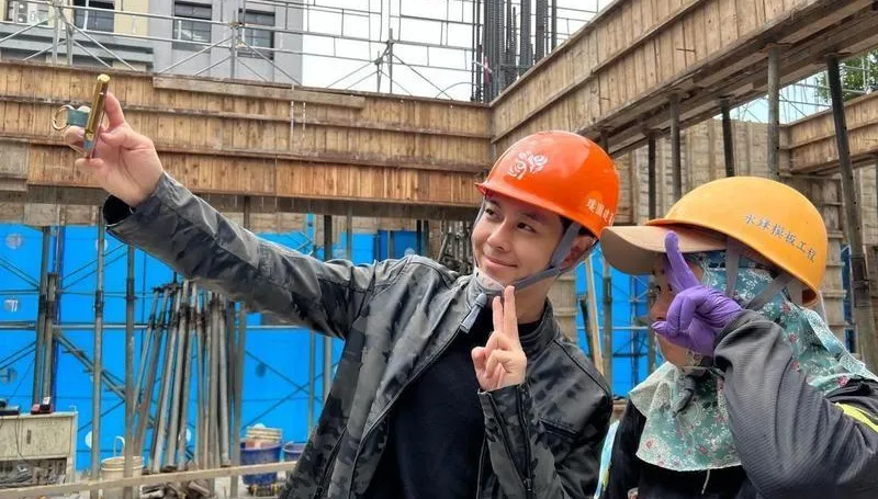 林志穎驚喜現身巡工地！「用受傷右手」舉手機自拍畫面曝