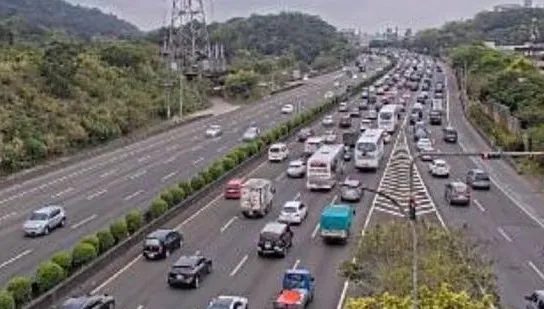 快訊/清明節前掃墓車潮！國3「兩路段」紫爆秒變停車場