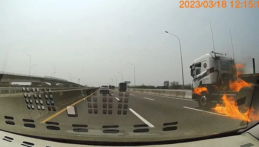 快訊/國1西螺交流道南向「火燒車」！車流回堵2公里　驚悚畫面曝