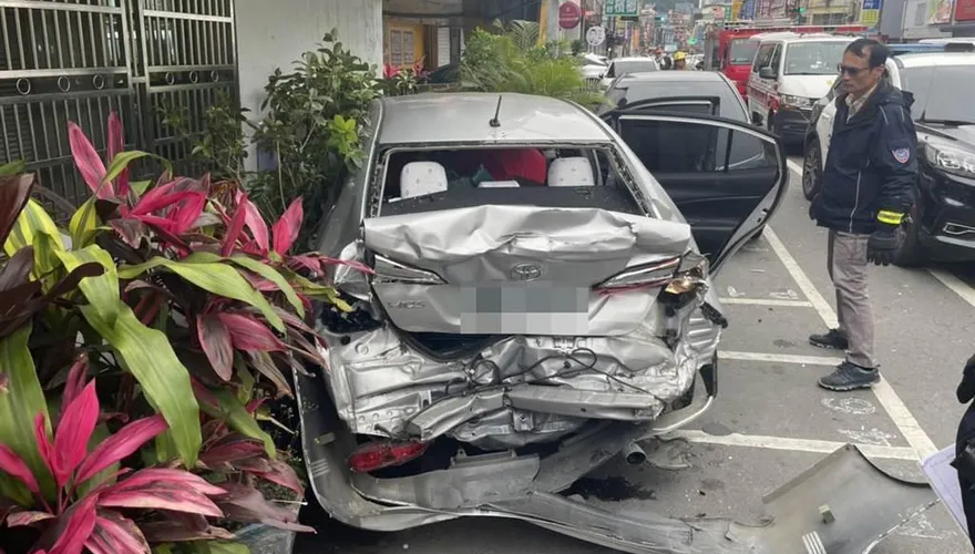 快訊/礁溪小客車遭遊覽車追尾暴衝民宅！轟然巨響2傷送醫