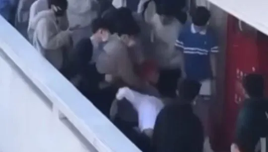 台中明星高中大亂鬥！紅髮男先揮拳反被毆　網笑翻：紅毛猴「吱難而退」