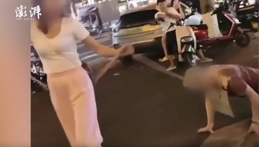 影/玩到沒底線！陸男直播PK輸給女生受罰「鐵鍊拴脖」遊街...警方逮捕關5天