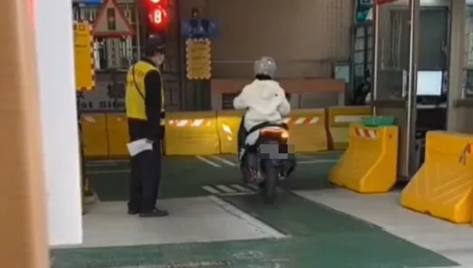 考駕照「綠燈停紅燈行」　騎士紅燈竟右轉遭諷「看來被開單了、重考單」