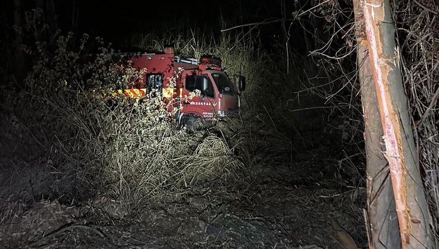 影/新化苗圃漏夜滅火！ 消防車天暗倒車　不慎滑落邊坡