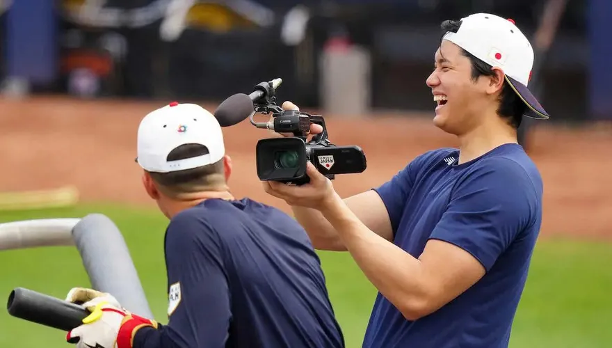 WBC棒球經典賽/偷拍放輕鬆！大谷翔平扮攝影師　近距離搞笑特寫村神