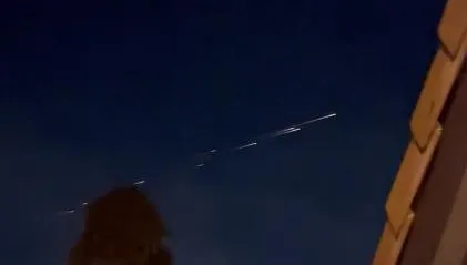 影/加州上空突現「數顆火球」劃過夜空　民眾看傻眼：外星人來了嗎