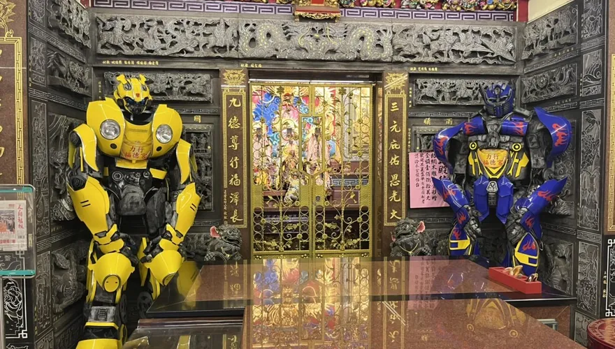 百年難得一見！3尊變形金剛當上護法神將　信眾搶打卡拍照