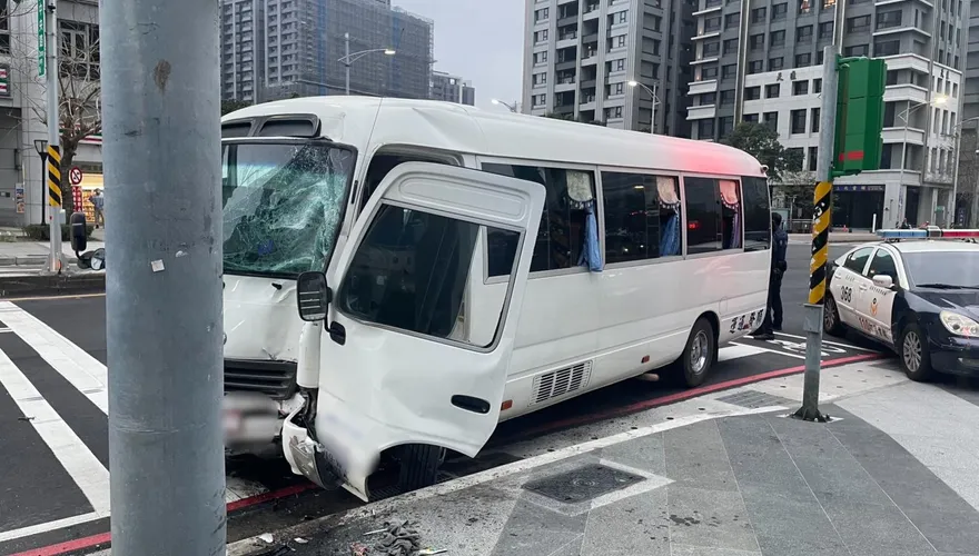 快訊/自撞再一樁！小巴車頭狠巴分隔島　車頭半毀駕駛送醫　一度意識不清