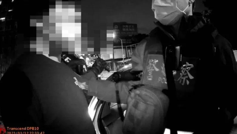 30歲媽寶通緝犯遭攔檢謊報弟身份　狂call媽媽求救…警方當場識破