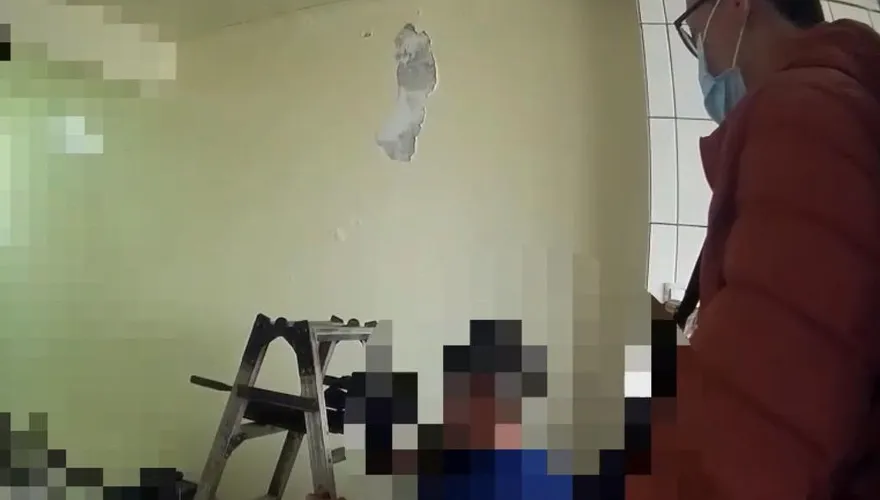 影/民宅玻璃被當彈靶射擊　竟是蘆洲男「模擬狙擊手」家中搜出超專業裝備