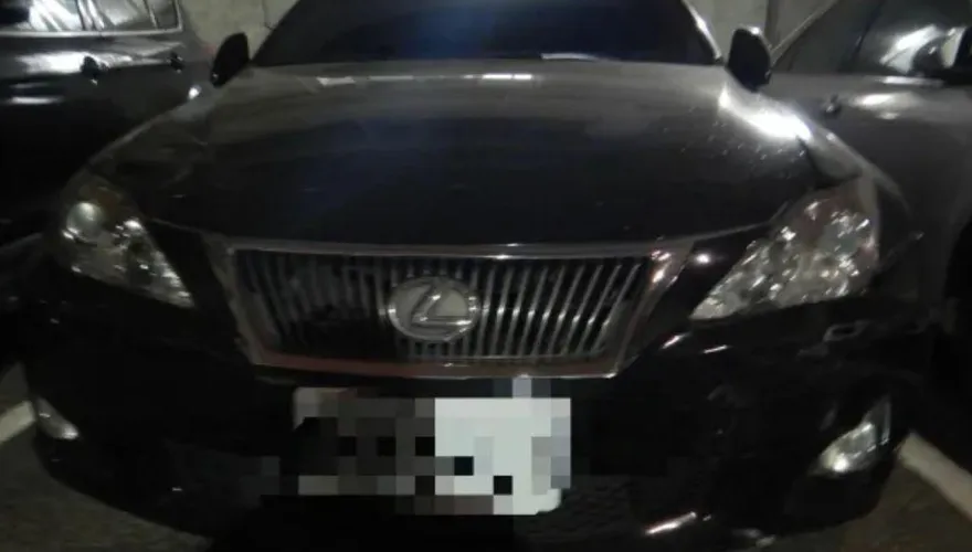 Lexus衝撞賓士逃逸！車頭毀損畫面曝　駕駛：以為碰到花盆