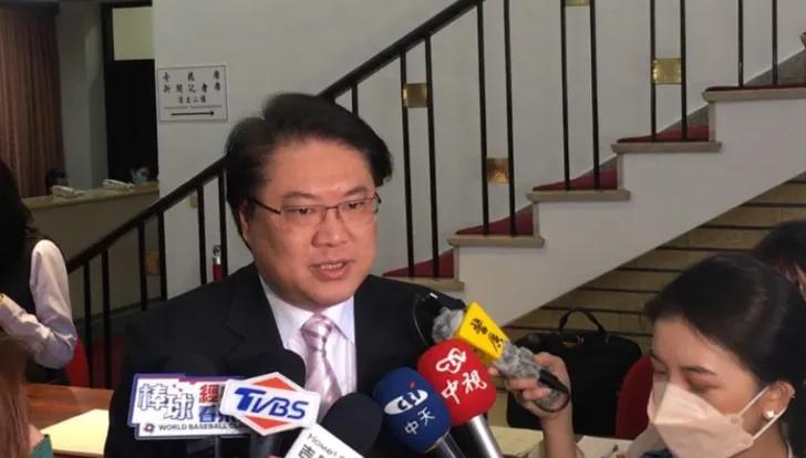 蔡適應拋不連任震撼彈　林右昌回應了