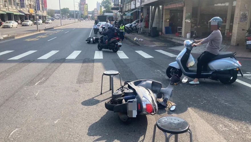 影/闖紅燈惹禍！自小客彷彿「打保齡球」橫掃　騎士遭噴飛轎車頂摔地