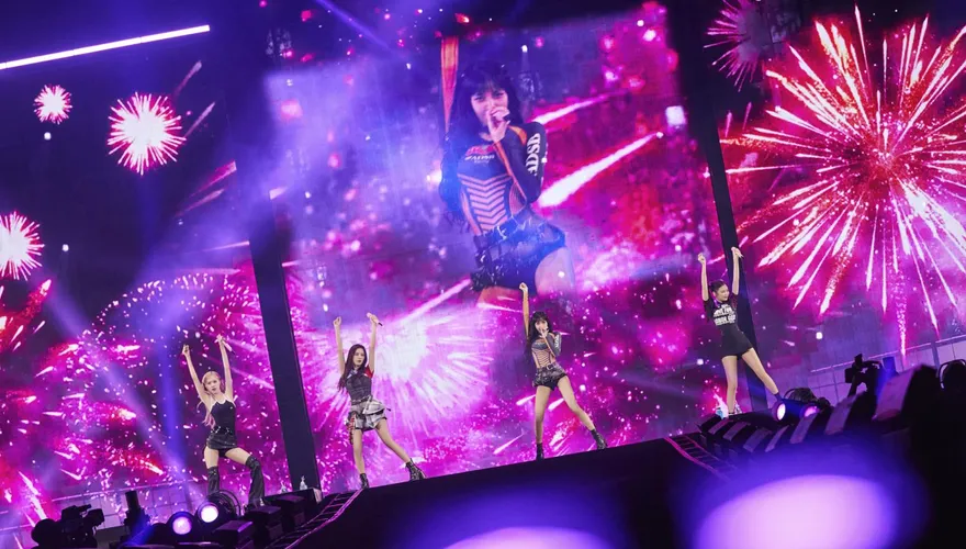 直擊/BLACKPINK一登場萬人坐好！Jennie夯曲跳錯　對視Lisa害羞笑場