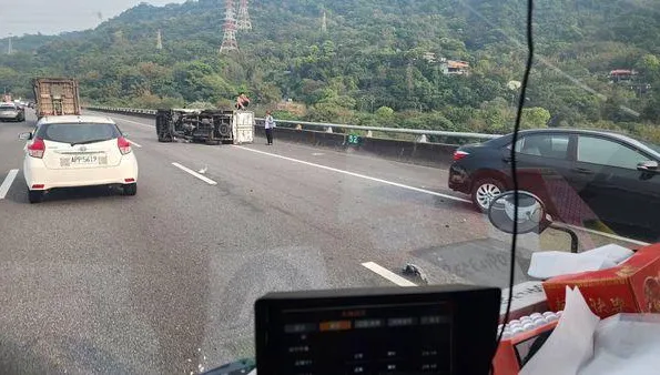 快訊/下班注意！國3北向三鶯段驚傳2車追尾　小貨車「翻覆躺外線車道」回堵5公里