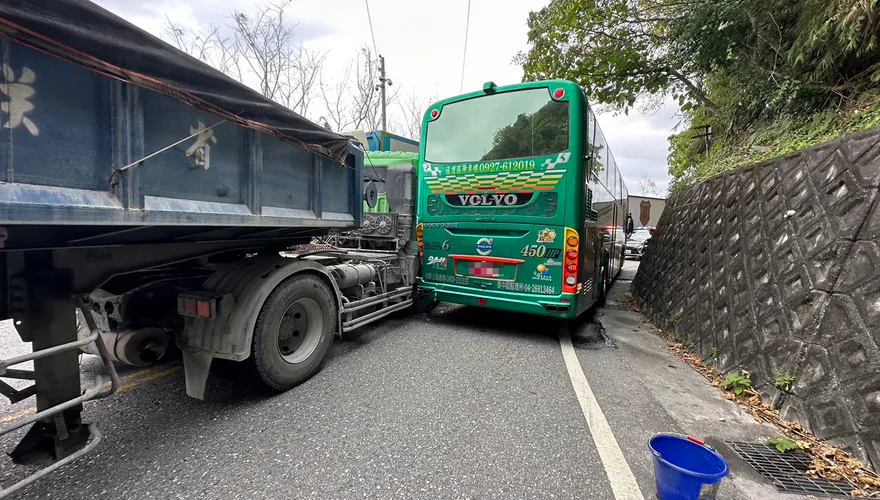 疑超車不當！砂石車卡遊覽車阻斷蘇花公路　回堵5公里