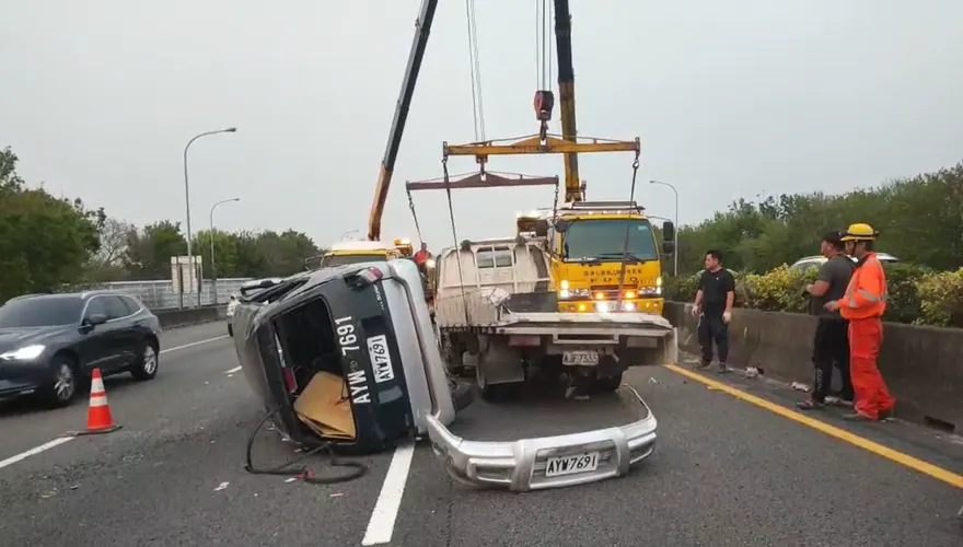 快訊/國1苗栗段追撞事故！一車翻覆躺中線道　7人送醫