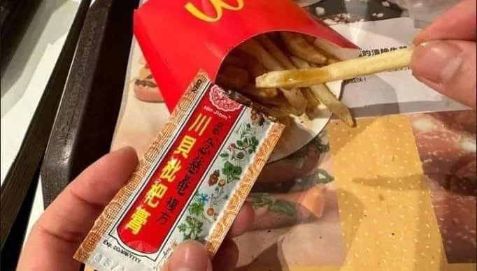 周星星上身！速食店吃薯條沾「特殊醬料」　網友看傻眼順便潤肺