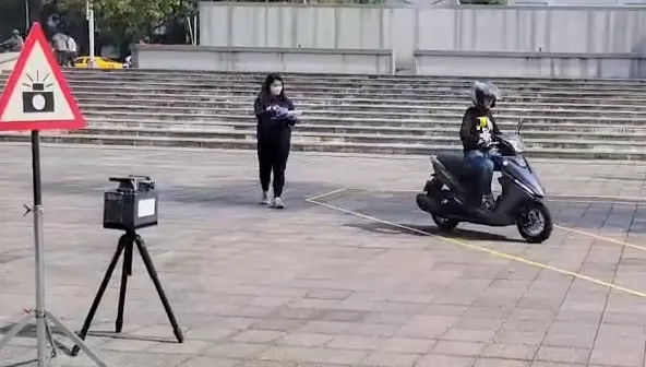 騎超過20就「啪啪」！台中警辦遵守速限活動　學生騎士通通化身烏龜車