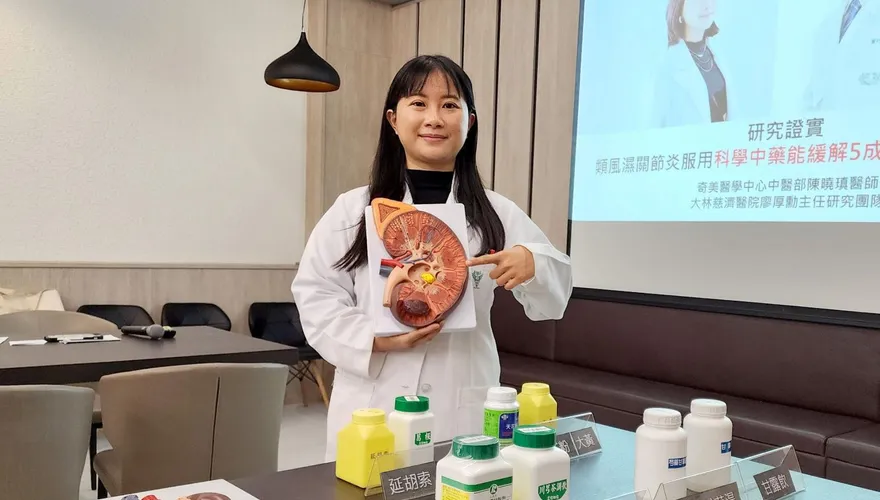 老師長年狂吞「止痛藥」竟罹末期慢性腎臟病！醫曝：女性發生率是男性「9倍」
