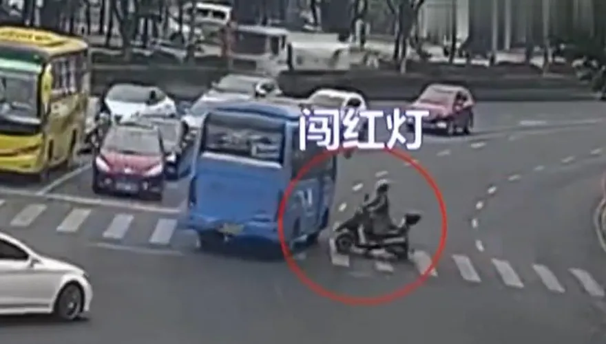 影/巧了！夫妻倆40分鐘內同一地闖紅燈撞車　網諷：不是一家人不進一家門