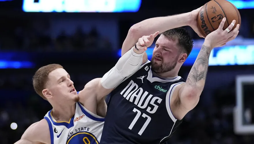 影/超瞎！獨行俠站錯邊…勇士5打0空籃拿2分　老闆庫班暴走怒批「裁判惡搞」