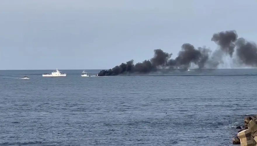 快訊/萬里外海驚傳火燒船！離岸2公里濃煙狂竄　船上3人狀況曝光
