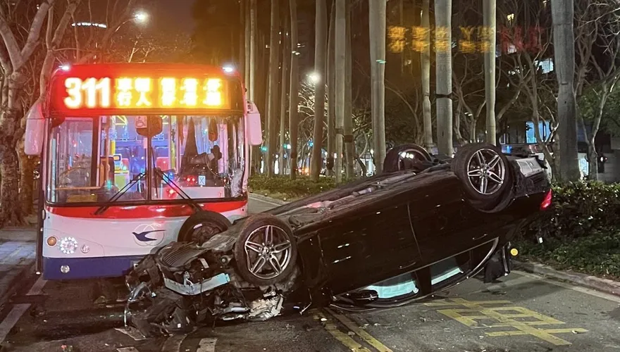 快訊/北市仁愛路賓士車飛撞公車　駕駛受困車內送醫急救