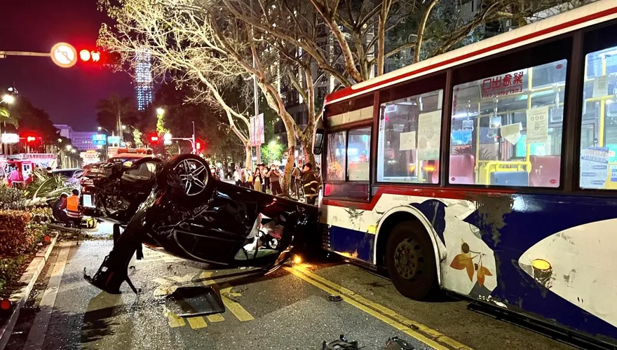 影/北市賓士車酒駕暴衝　撞斷百萬椰子樹　殃及無辜公車