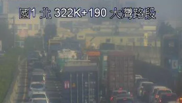 快訊/國道1號永康路段小貨車「又躺了」！　回堵車流至少3公里