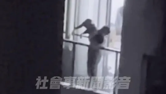 影/恐怖管教影像曝光！10樓陽台作勢扔兒下樓　目擊民眾急通報