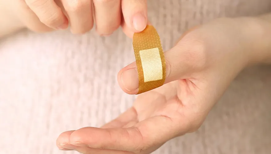 「生理食鹽水」開封後勿久放！ 藥師實測曝：傷口上灑細菌