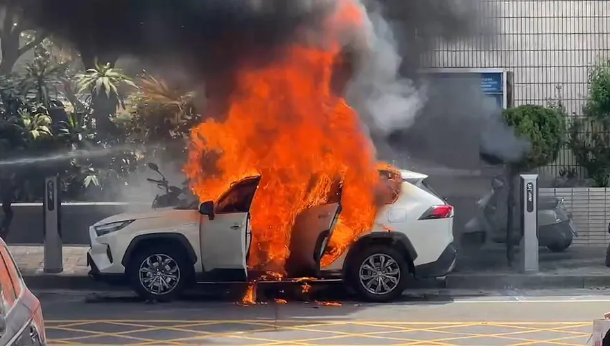 快訊/台南警分局門前油電車突竄火！火勢猛烈車輛付之一炬