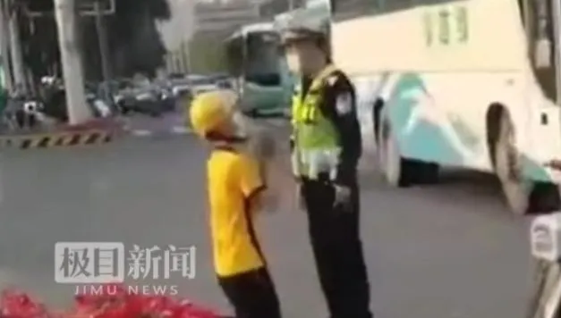 影/外送員違規下跪卻遭「搧巴掌」！求饒影片曝光　警方回應激怒網友