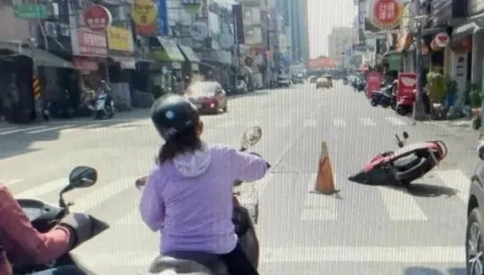 快訊/高雄「路吞車」驚悚畫面曝！還好女騎士沒一起被吃進去