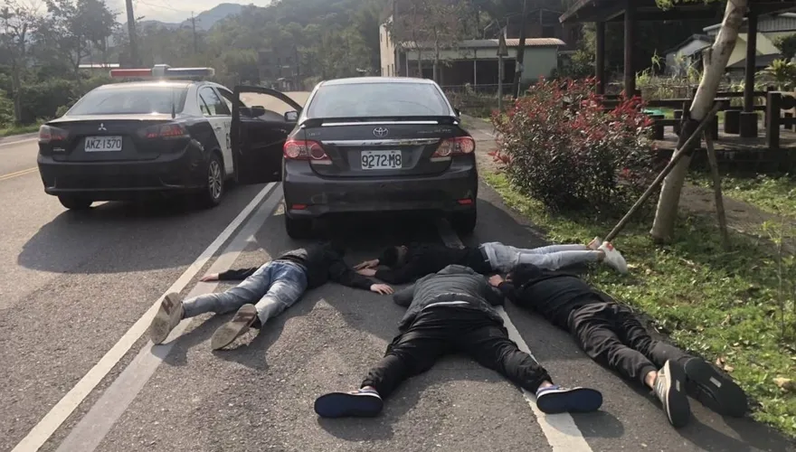 飛車攔截內湖500萬搶案4嫌　瑞芳2警：已做好開槍準備！