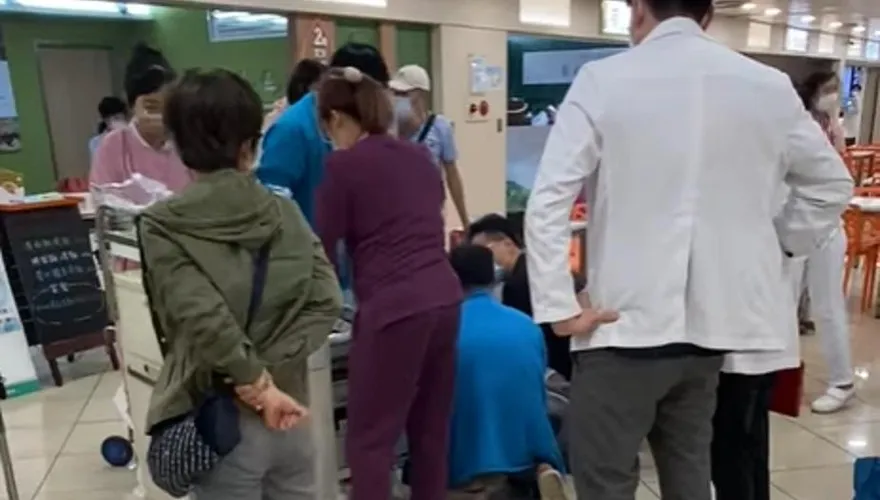 台中阿伯醫院內「昏厥、臉發黑」！神秘廣播CALL「999」…下秒醫護全趕來救他