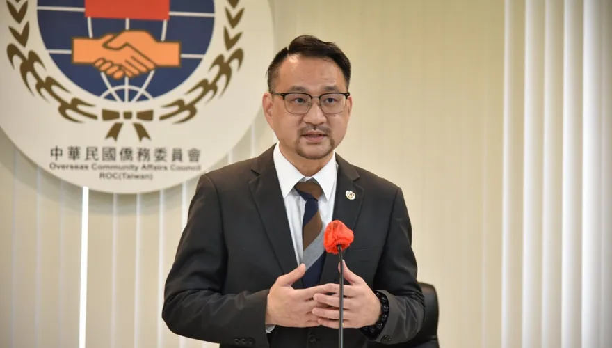「綠營高官」慘了！高調曬「頭等艙」機票惹議　急刪文滅火網炸鍋