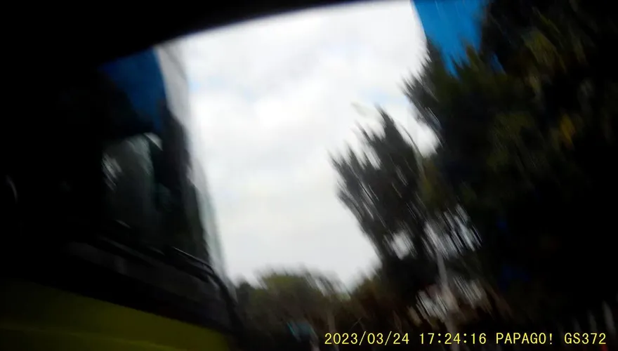 台大教授葉丙成車禍！碎玻璃噴濺「進他嘴」　公車油門催落撞上…事發瞬間照曝