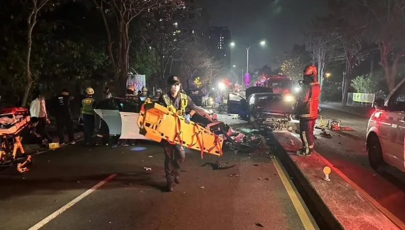 超倒楣！賓士遭對向車失控衝撞　2車頭凹陷全毀　9人受傷送醫