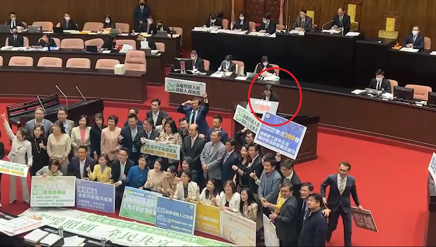 影/在野立委立院發言中….民進黨不甩作秀慶功? 網「一句話」狠酸