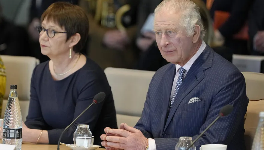 英王查爾斯三世首趟國是訪問預定訪法國　考量大規模示威未歇決定延期