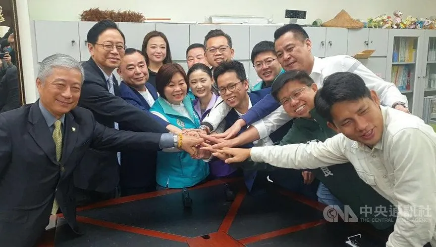桃園法務局長議會拍桌口角　張善政陪同至民進黨團道歉
