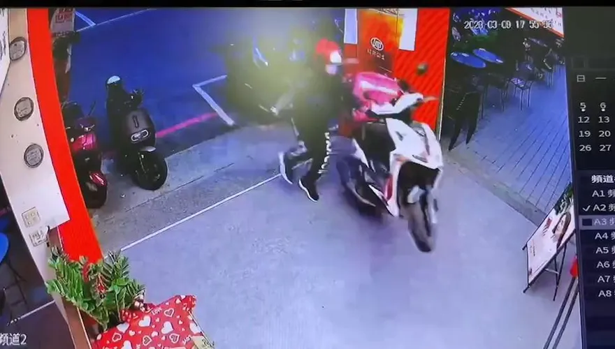 影/台中外送機車「翹孤輪」衝進店家　疑粗心忘了「這動作」釀意外