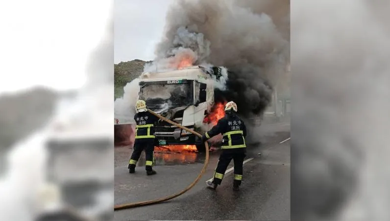 爆胎還硬開竄大火！聯結車燒成「車型骷顱頭」　駕駛幸躲死劫