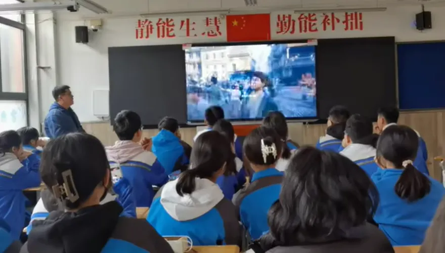 創意教學！歷史老師搬PS4到課堂玩《刺客教條》　帶學生認識法國大革命