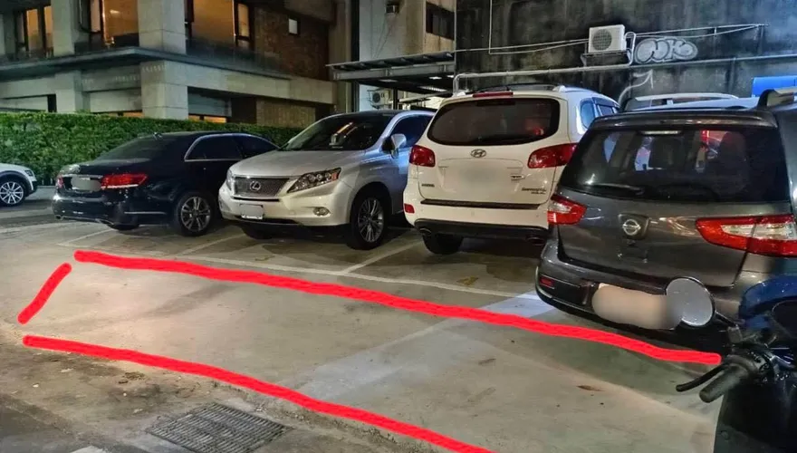 停車場違法擅自拆人行道　北市議員怒轟：市府淪行人地獄幫兇