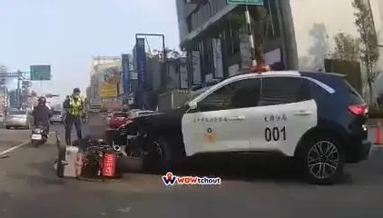 自己的車禍自己處理！警車路口撞重機　女騎士坐地哀嚎