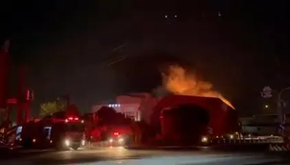 快訊/屏東富統食品嚴重大火！區域停電　30警消射水搶救中